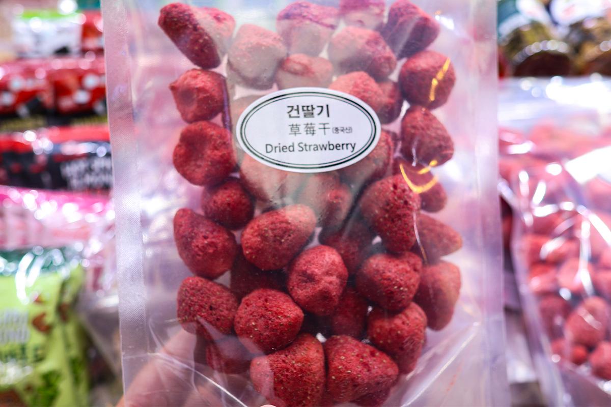 Esposizione di fragole e fichi secchi presso Ewha Sanghoe nel Mercato di Gwangjang, Corea, ideale per regali e snack esclusivi.