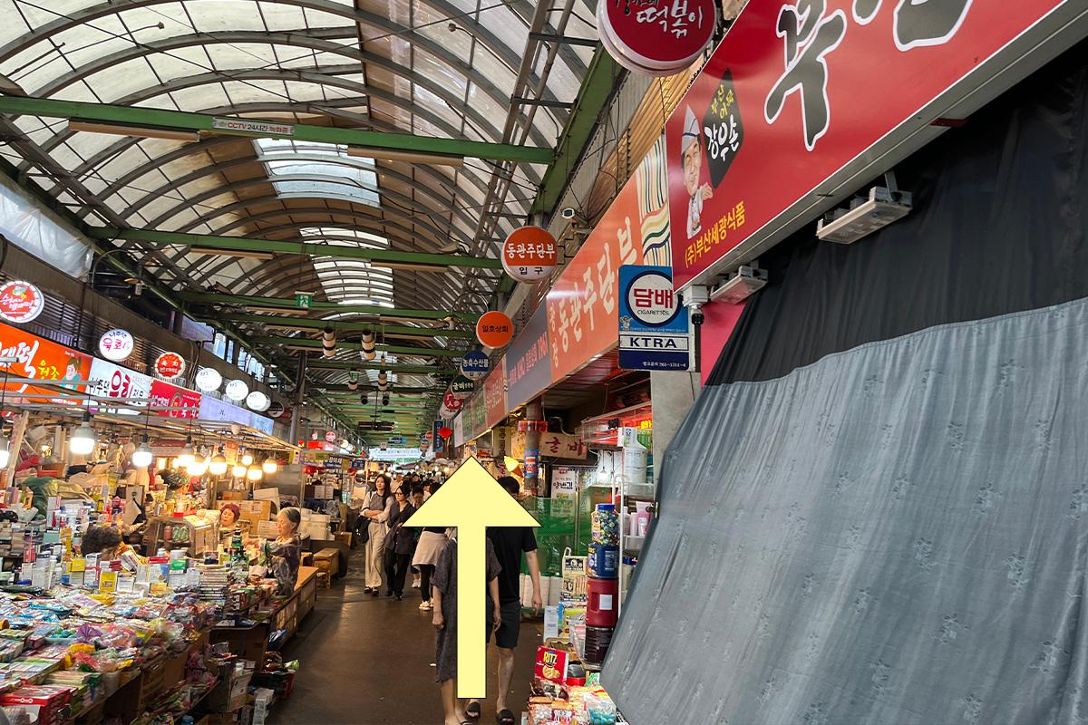 Strada interna del Mercato di Gwangjang, Corea, indicante il percorso dritto verso Ewha Sanghoe.