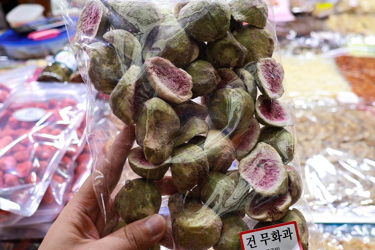 Una confezione di generose fragole secche vista nel Mercato di Gwangjang, Corea, ideale per gli amanti dei dolcetti.