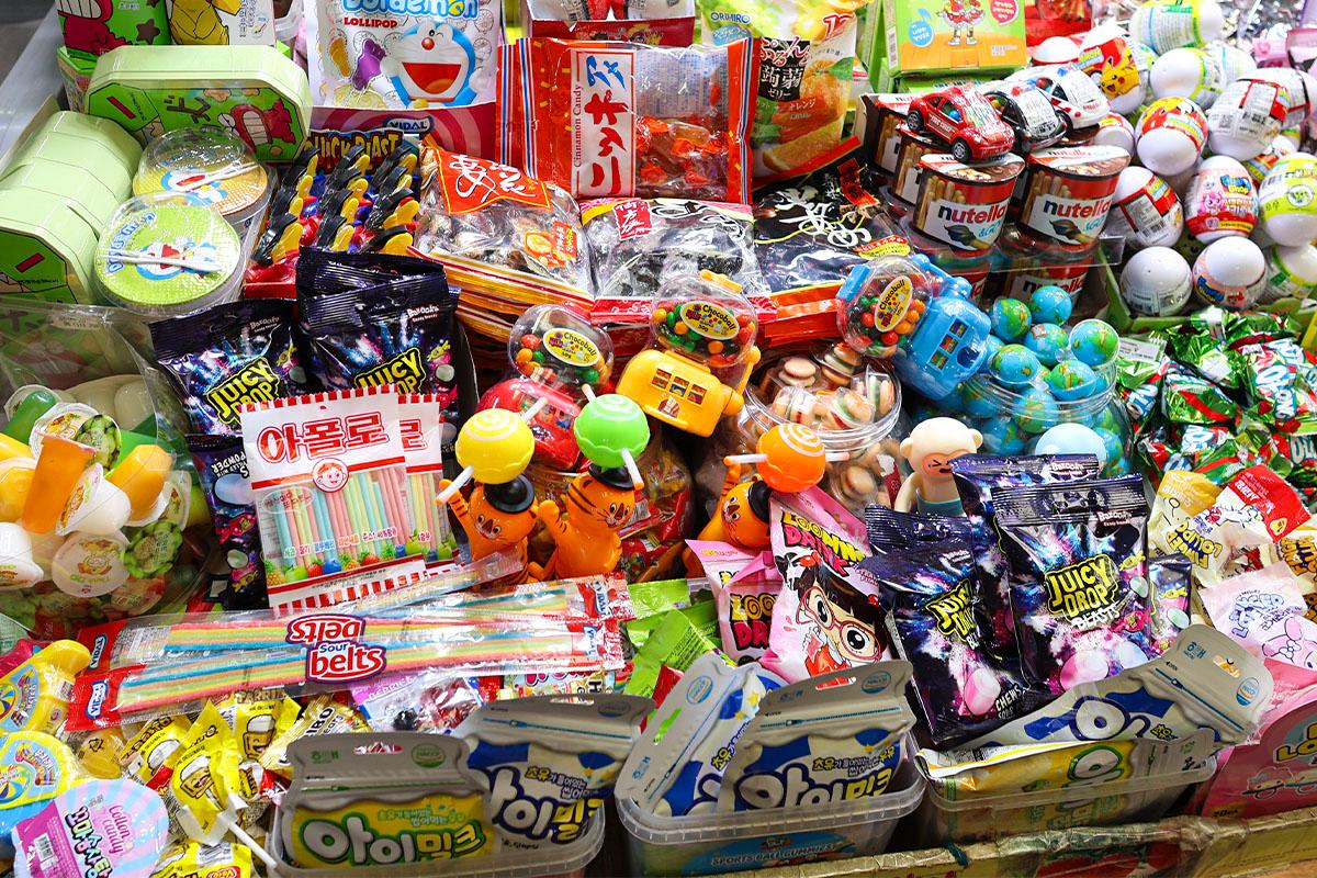 Fichi secchi generosamente confezionati, disponibili presso Ewha Sanghoe nel Mercato di Gwangjang, Corea, perfetti per gustare frutta secca di qualità.