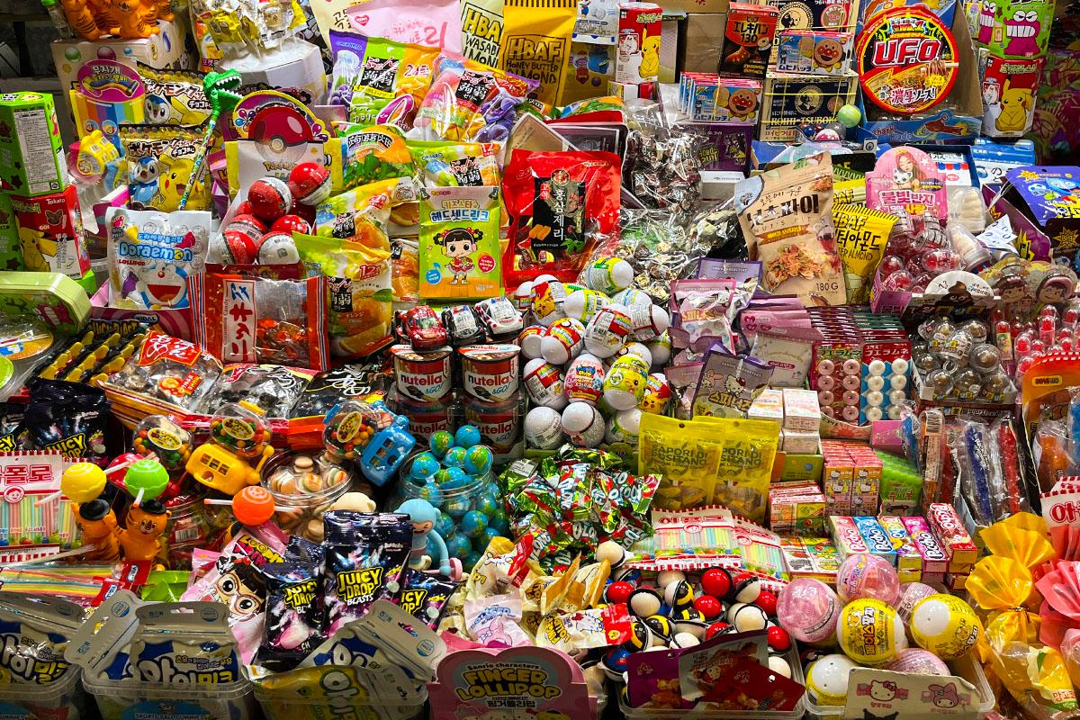 Esposizione variegata di snack e ginseng presso Ewha Sanghoe nel Mercato di Gwangjang, Corea, un luogo ideale per l'acquisto di regali tradizionali.