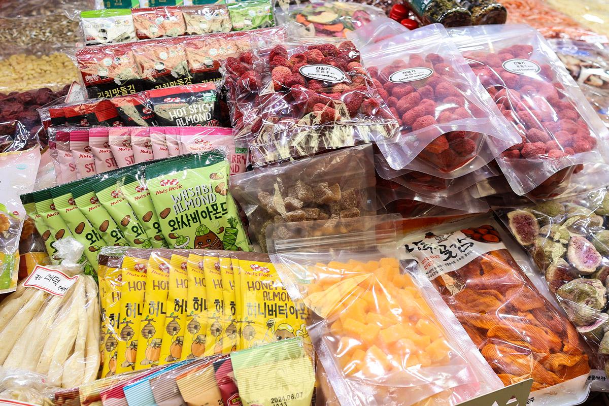 Fragole secche, fichi e mandorle al burro di miele esposte nel Mercato di Gwangjang, Corea, deliziosi snack ideali per l'acquisto di dolcetti.