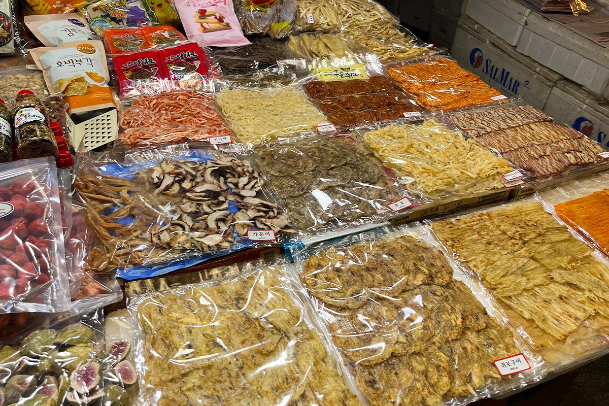 Dettaglio di pesce essiccato ed altri frutti di mare esposti presso il Mercato di Gwangjang, Corea, offrirà una scelta unica di cibi secchi.