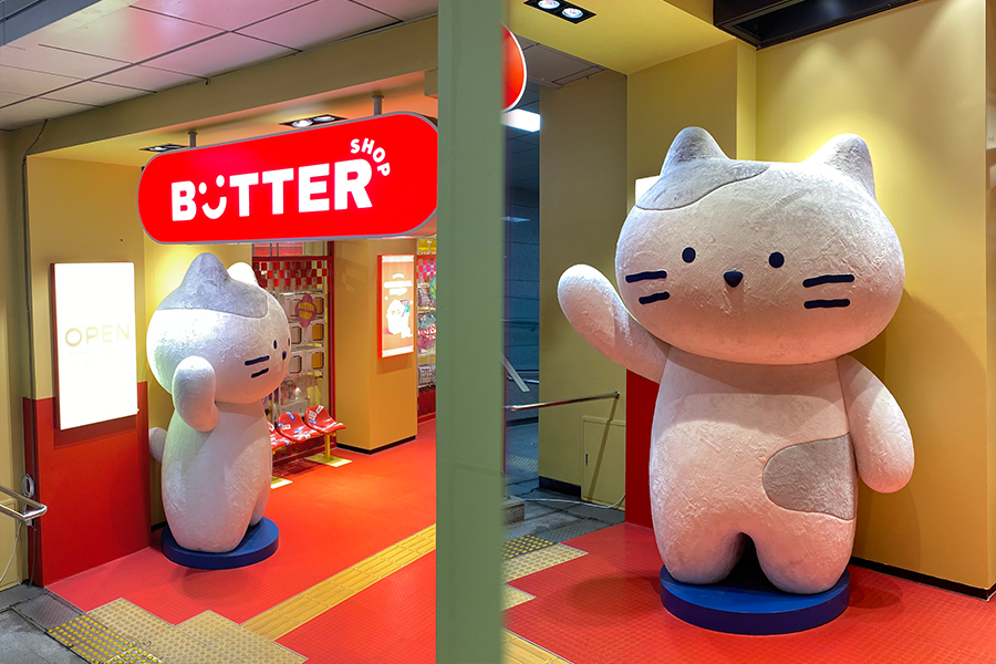 位於Butter弘大店門口的巨大牛奶貓公仔