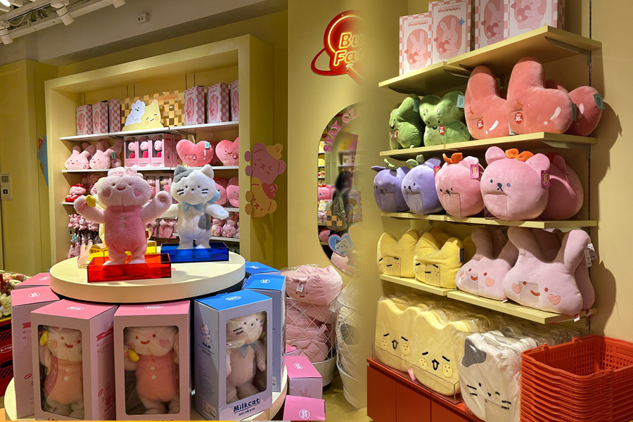 Butter弘大店的娃娃區域，展示各式各樣的可愛抱枕