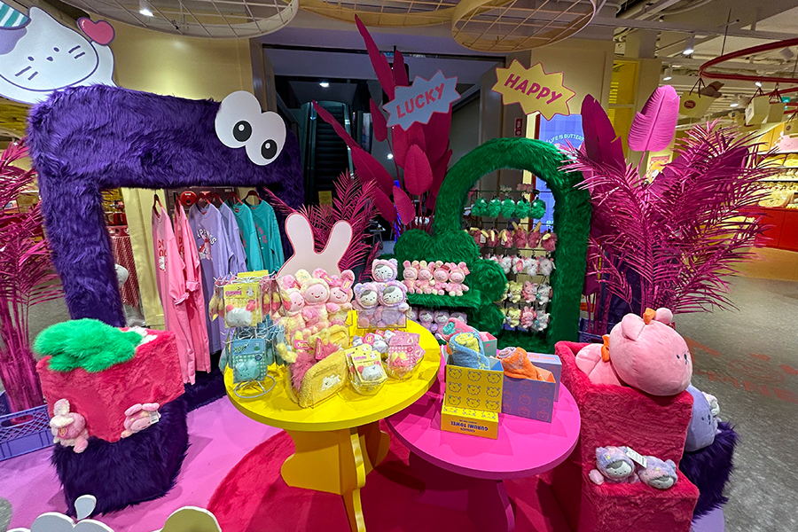 Butter弘大店內色彩繽紛的拍照區，擺放著各種玩偶
