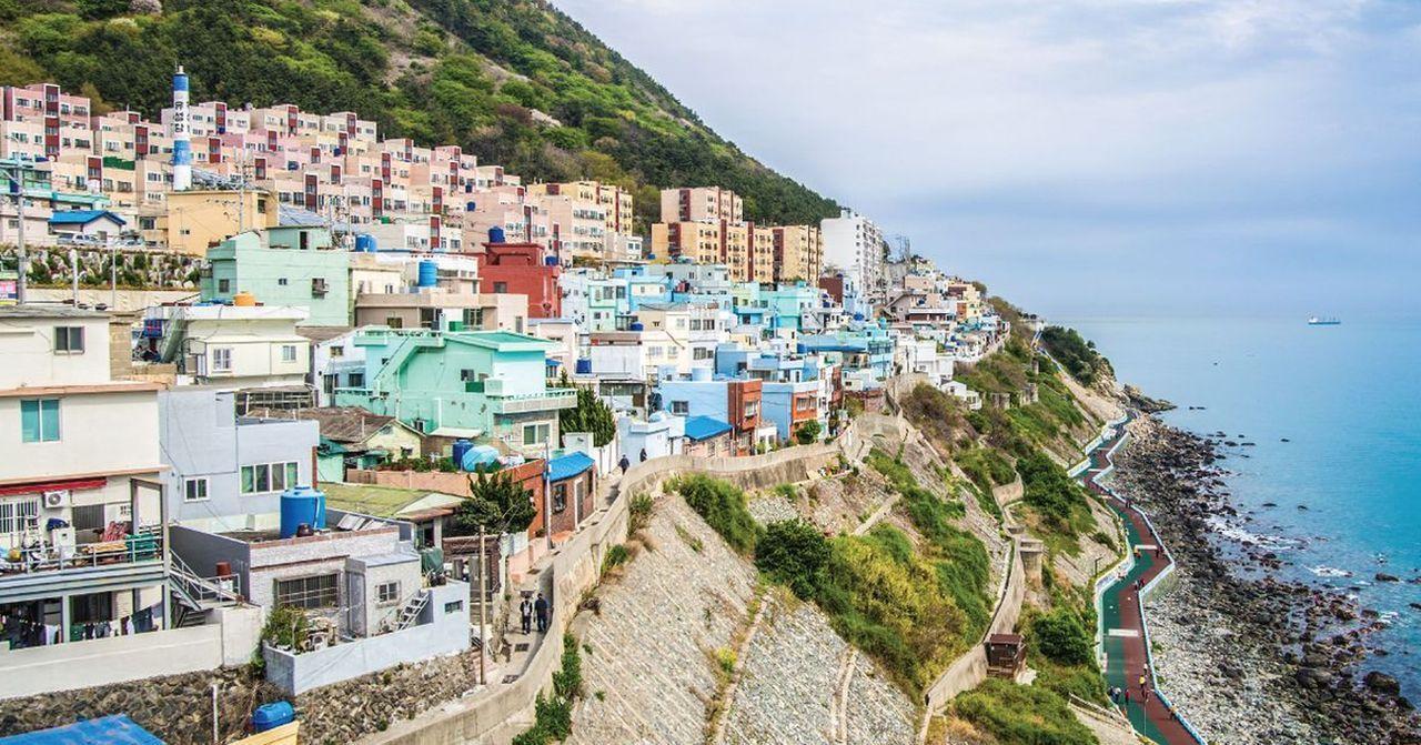 釜山白險灘文化村，全景展示坡地上的多彩建築與海岸風光。