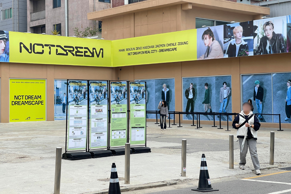 Blue and yellow drinks from a stylish pop-up store, branded with WONSOU brand.