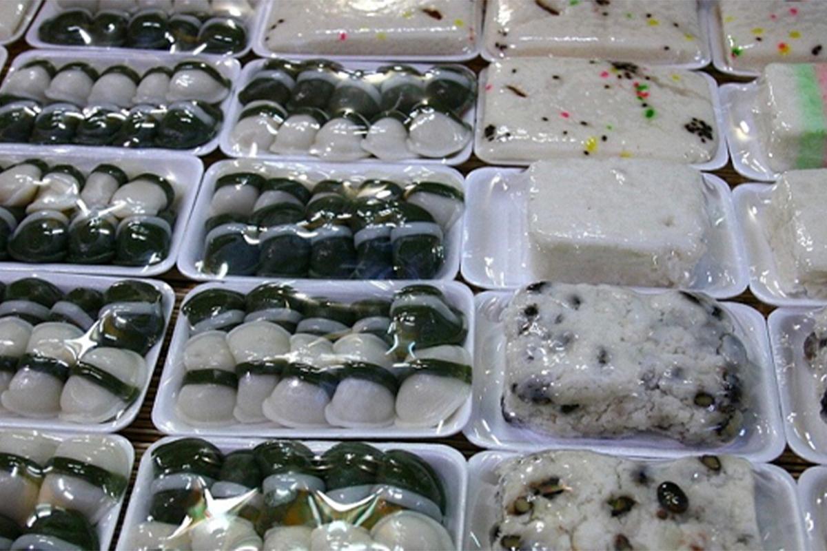 Солонгос үндэсний тток хэмээх хоолны багц.Гурвалжин, дөрвөлжин хэлбэрийн солонгос ундаа, хоолнууд пластмасс саванд багтагдсан.