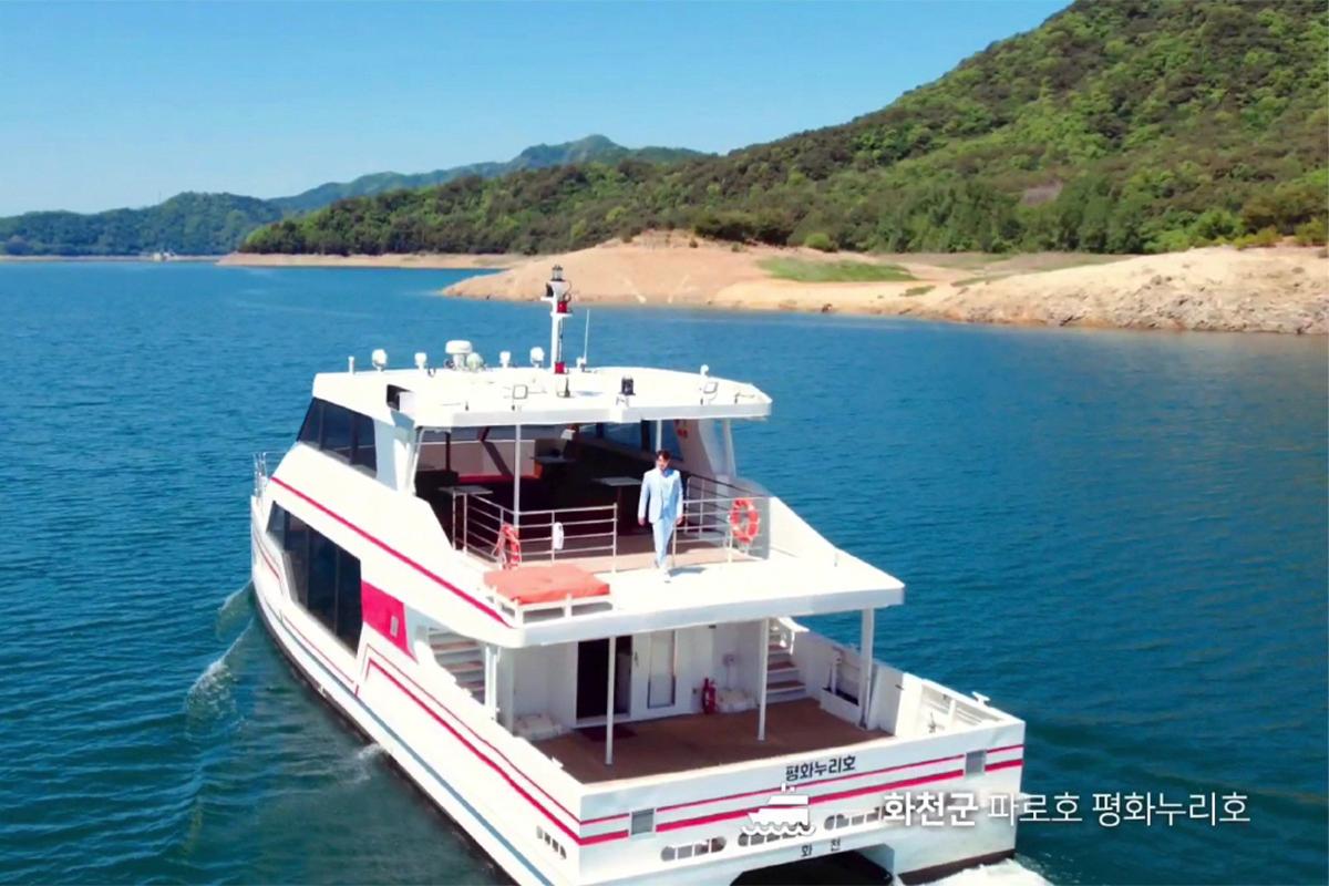 Энх тайван Нури болон Паро хотын стил бүхий хөлөг онгоц.Нуру дээр хүн зогсож буй бяцхан тэнгисийн хөлгийн дээд талаар газар хүрч буй усан дээр явж байгаа хөлгийн дүрслэл.