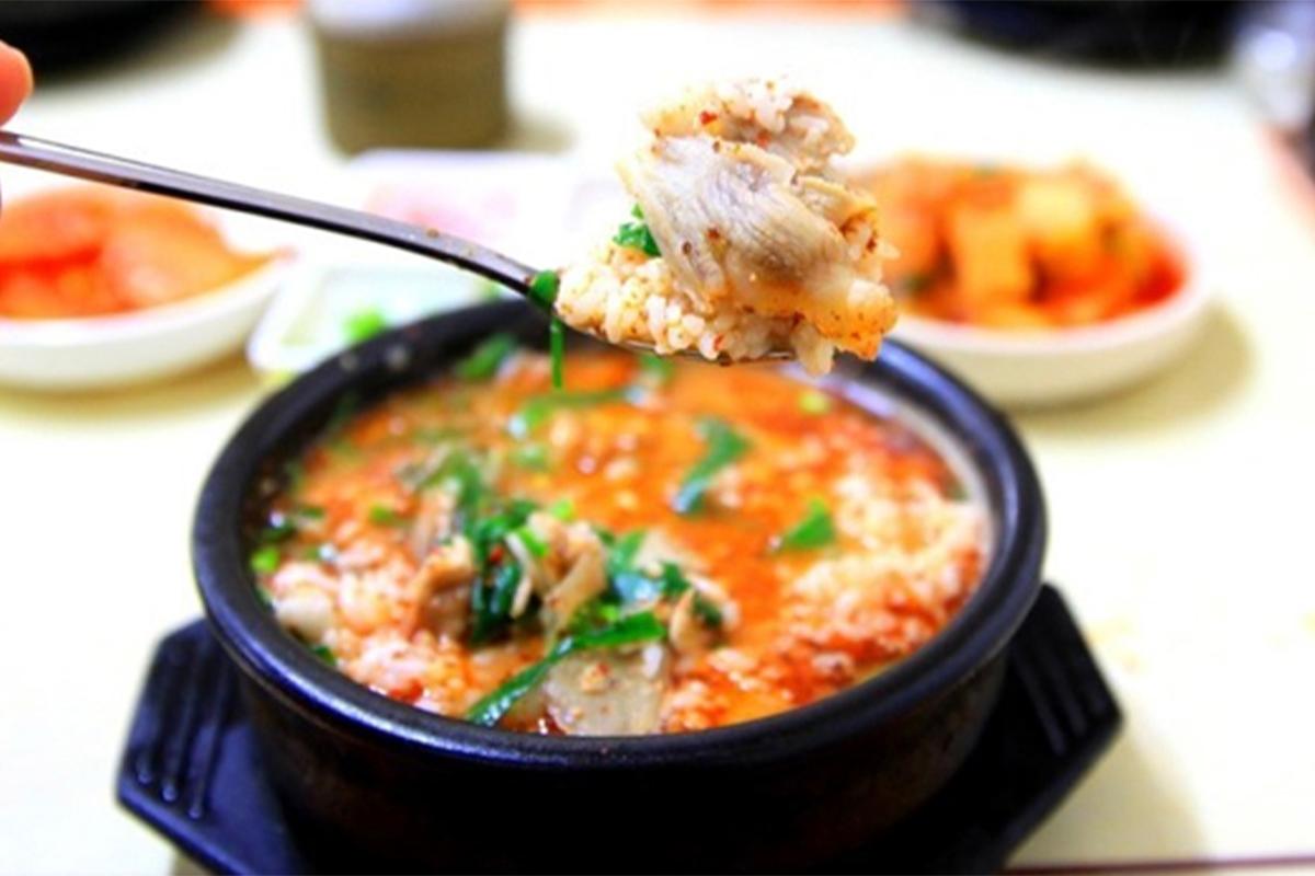 Солонгос хэрэгсэлтэй үндэсний хоолны зураг. Дугуй хэлбэрийн төмөр саванд байгаа хоолны найрлага нь амттай харагддаг.