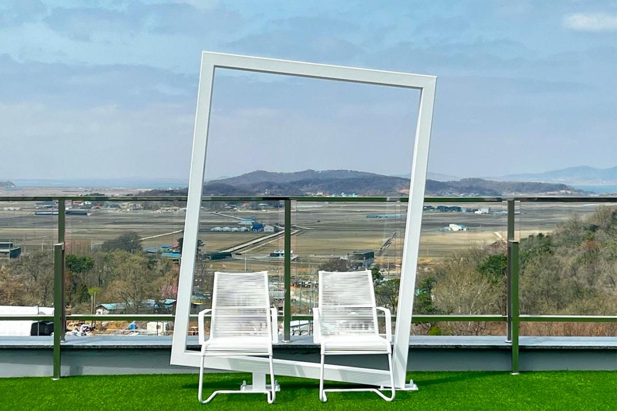 Собрание цветов и розовой травы в парке мечты, создающее осеннюю атмосферу.