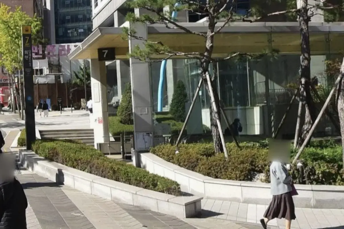 Выход 7 станции Хохён в светлый солнечный день, предлагающий удобное место для встречи отправляющихся в тур.