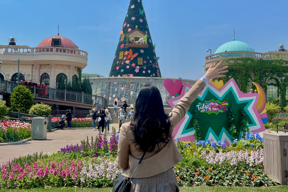 Mặc đồng phục học sinh vui chơi tại các công viên giải trí tràn ngập sắc thu