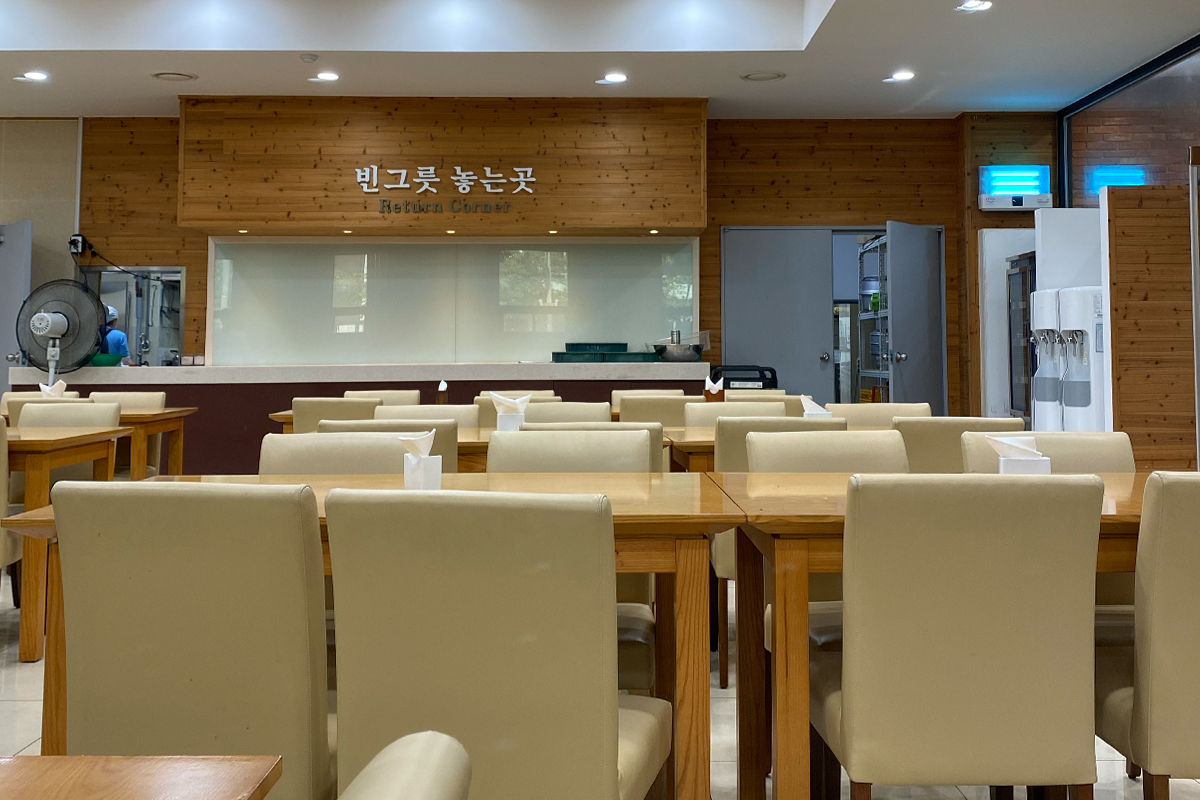 首尔市立大学自然科学馆食堂的内部座位区，整洁和井然有序。