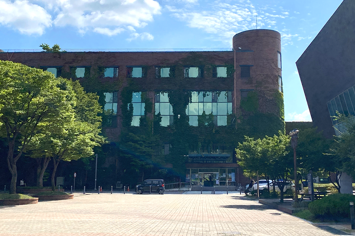 首尔市立大学自然科学馆，建筑外观显示在晴天里。