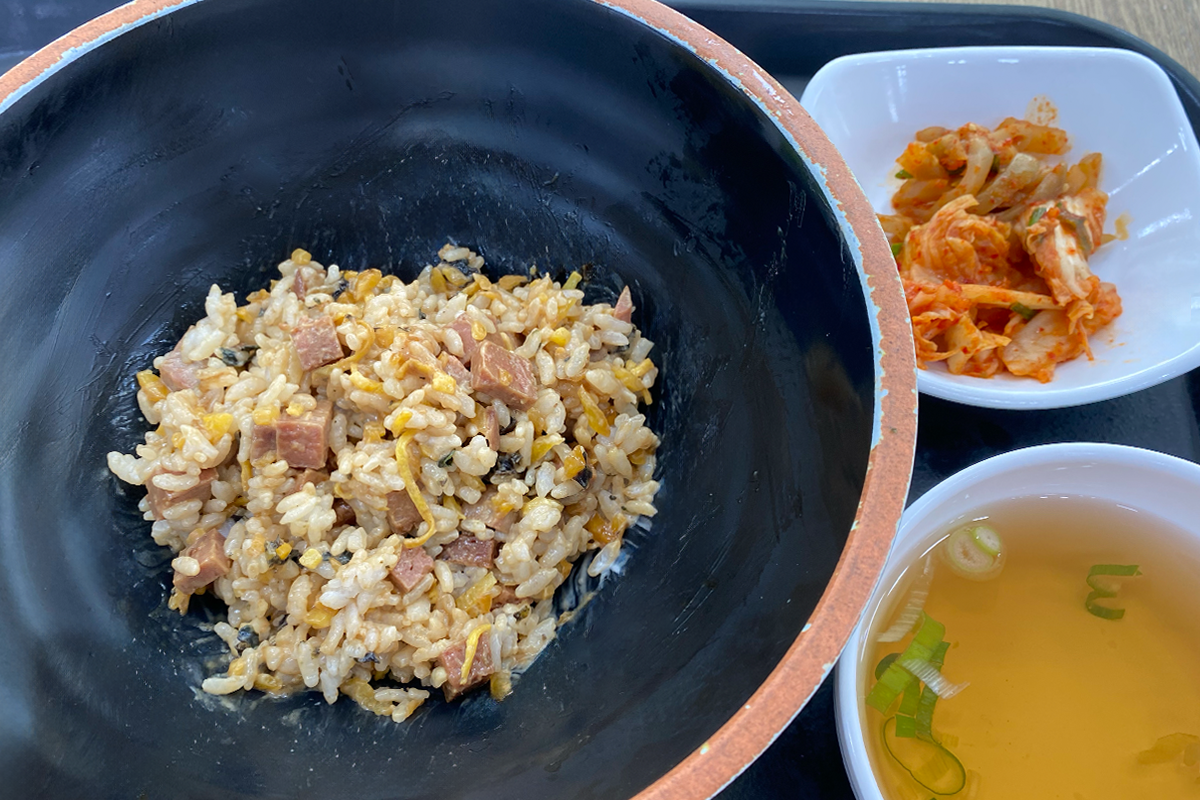 特写的火腿美乃滋盖饭，展示米饭和美乃滋的细节。