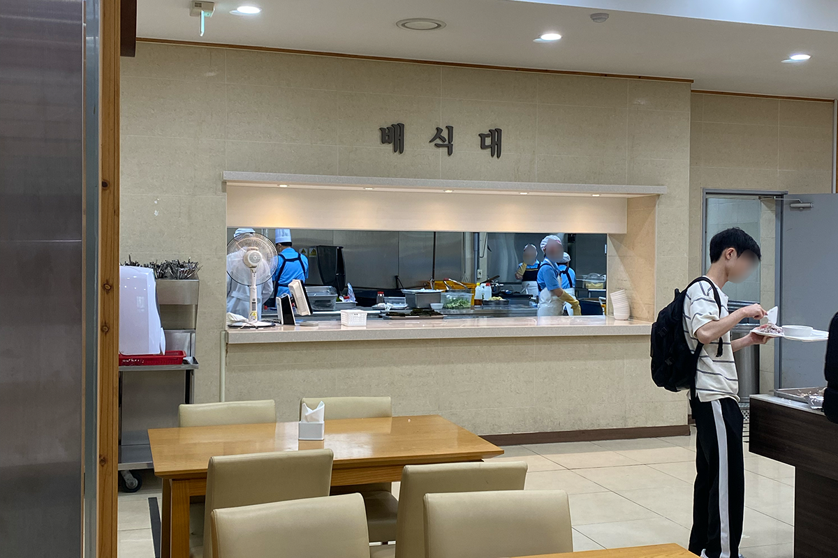 首尔市立大学自然科学馆食堂的日常餐点托盘，展示丰富的菜色。