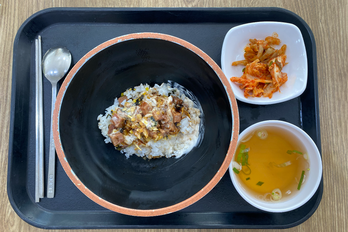 学生在首尔市立大学食堂取餐区取餐，显示学生的日常用餐情况。