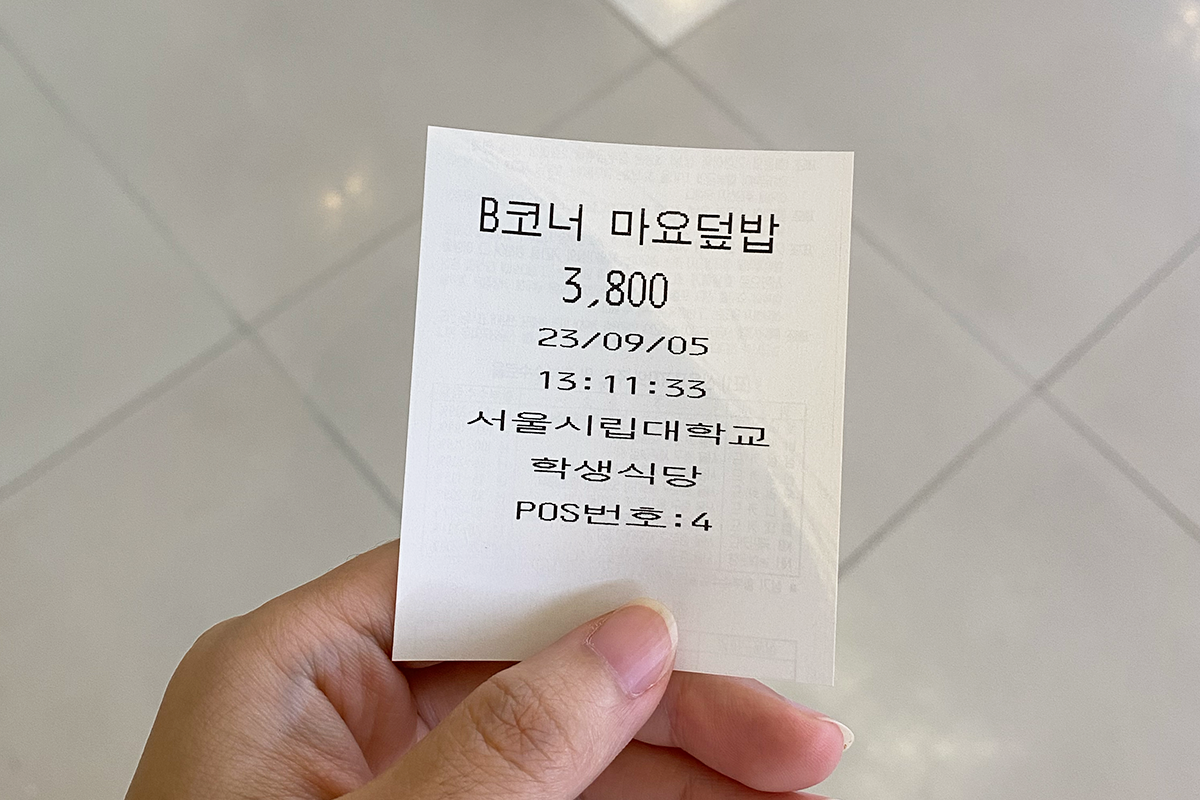 首尔市立大学学生食堂内可爱的卡通装饰，增加食堂的友好氛围。