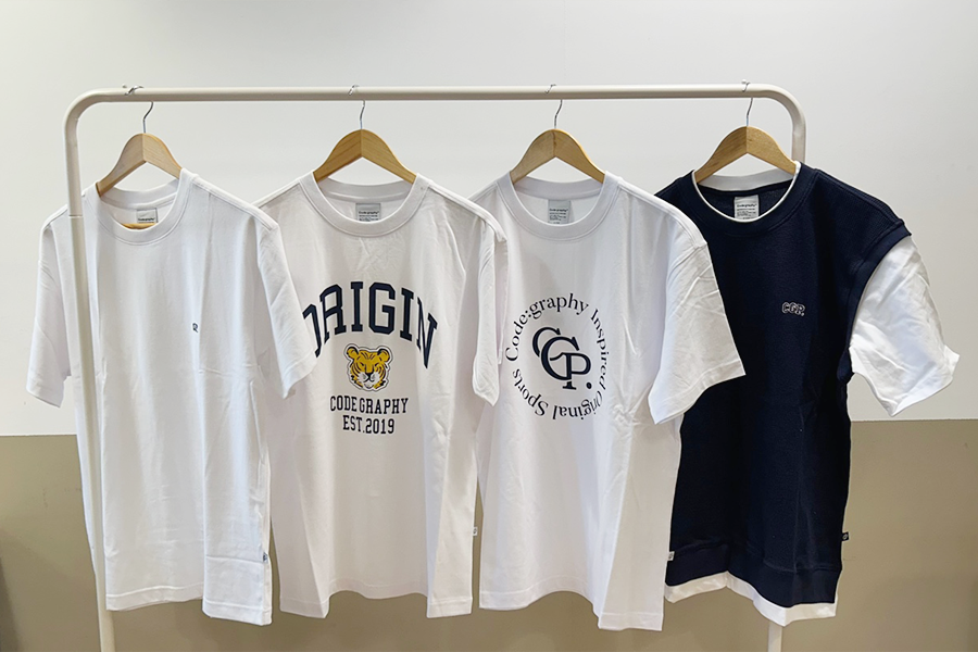 模特穿着三款不同的Code:graphy T恤，展示1号、2号和3号产品的整体款式和舒适度对比