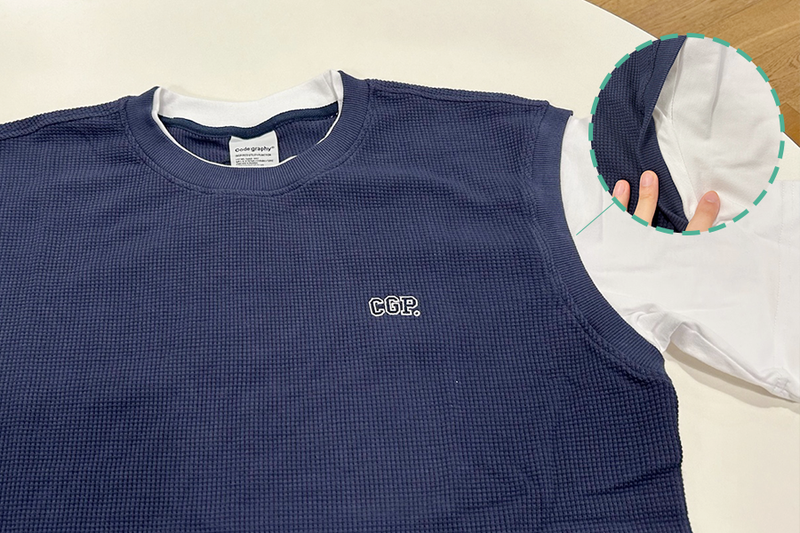 4号假两件短袖T恤运动套装的设计特点，展示松饼格布料设计和胸前的CGP小Logo