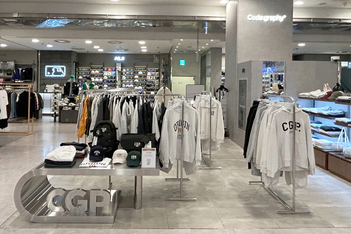 位於百貨公司內的Code:graphy實體店，展示了多款運動休閒服和配件，展現出品牌的時尚設計風格。
