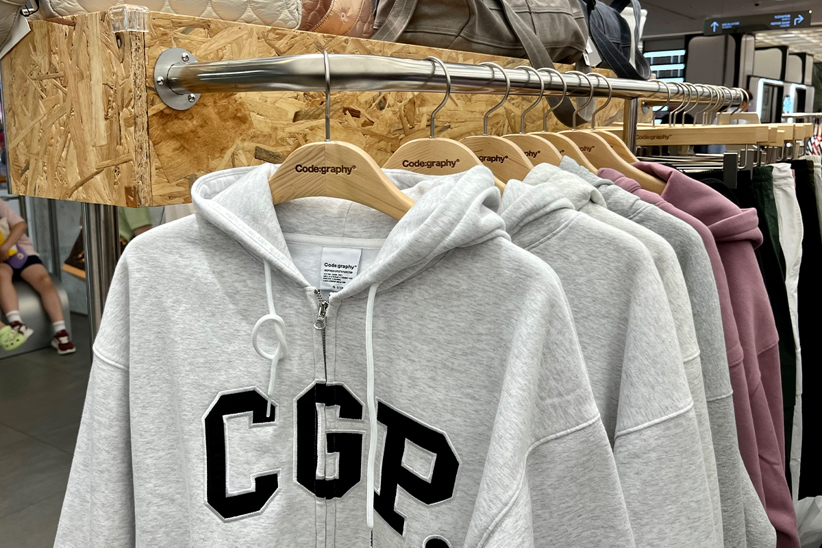 展架上的Code:graphy運動套裝，展示運動風格的設計，突出品牌的舒適性與實用性。