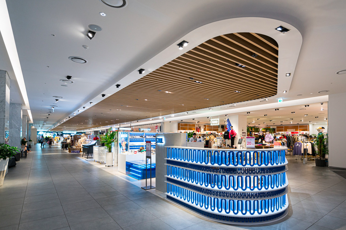 現代百貨內的開放空間，裝修風格現代，購物環境敞亮。