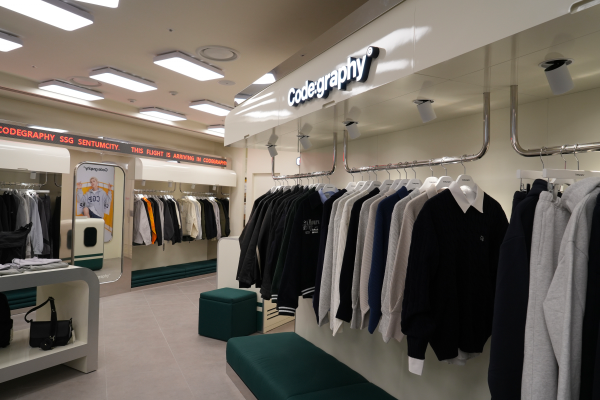 綜合視角展示Code:graphy在百貨公司內的店面，秀出豐富多樣的服飾系列。