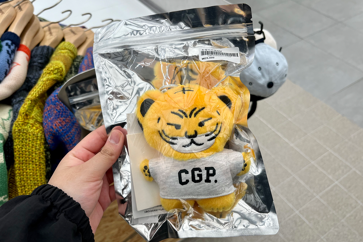 Code:graphy實體店多角度展示圖，包括不同風格的時尚展示佈局，強調品牌的潮流感。