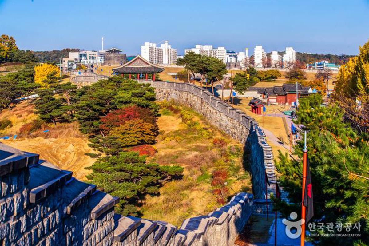 Blick auf die Suwon Hwaseong Festungsanlage in Suwon, Südkorea.