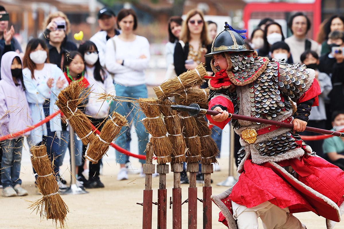 Traditionelle koreanische Schwertkampfvorführung im Suwon Hwaseong.