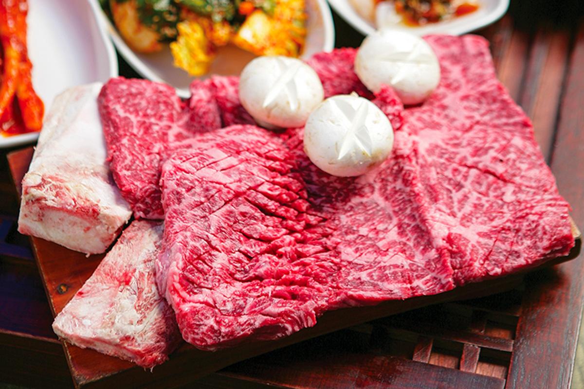 Rohes Suwon Galbi, traditionelles mariniertes koreanisches Rindfleisch, bereit zum Grillen.