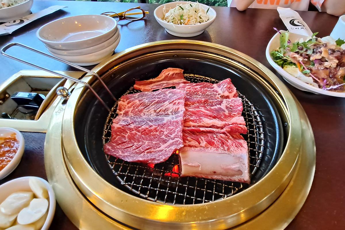 Gegrilltes Suwon Galbi auf einem traditionellen koreanischen Grill.