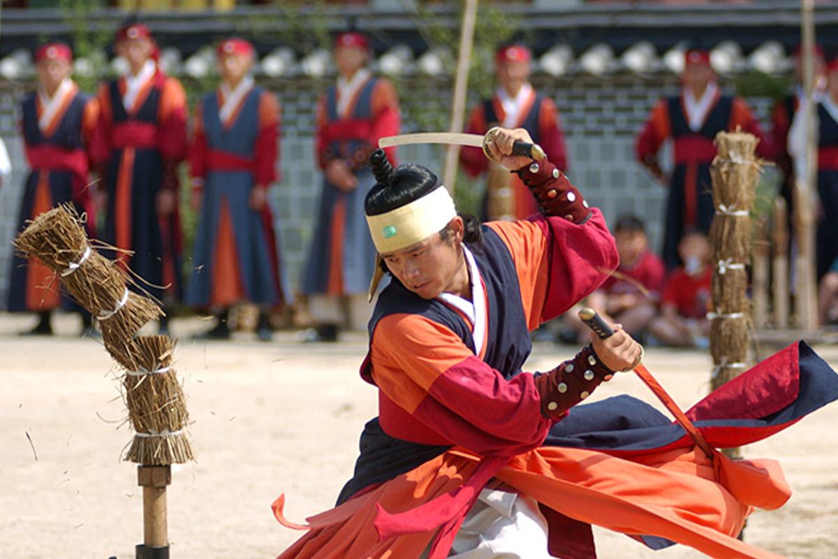 Großer festlicher Bereich bei Suwon Hwaseong mit einem Heißluftballon.