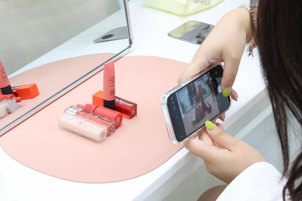 Participants trying on makeup during Vivid Kang personal color consultation.