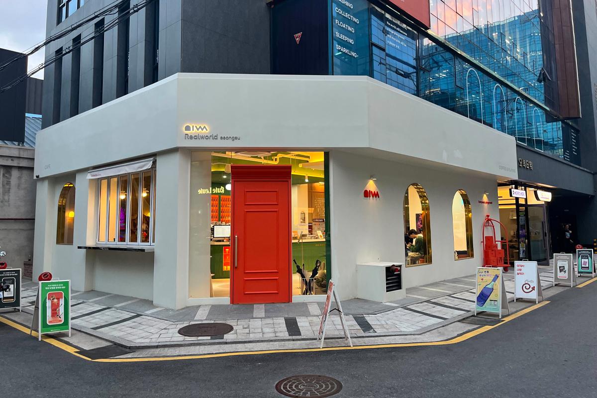 韓国旅行 韓国アクティビティ ソウル 聖水 脱出ゲーム Realworld カフェエリアの内部装飾。幻想的なホテルコンセプトで、訪れた際に撮影された様子です。