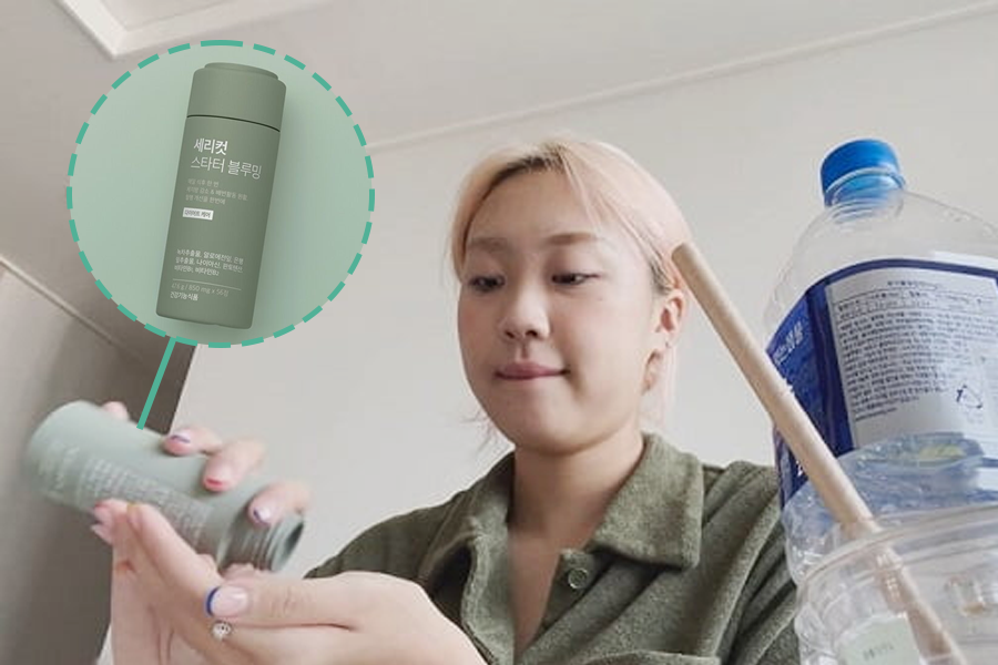 李泳知手持Sericut粉绿色产品，旁边放置矿泉水，展示她的减肥辅助产品的使用方法。