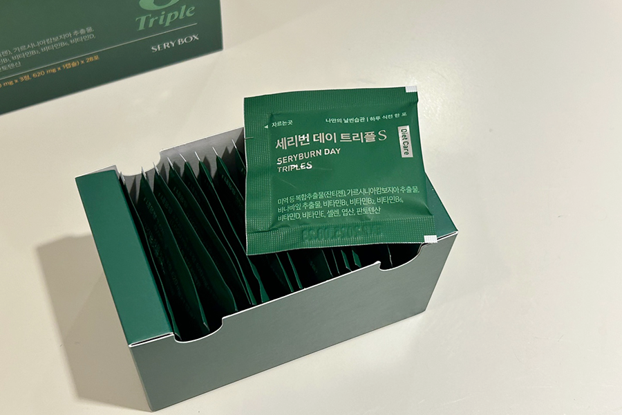 TripleS减脂复合锭含有白色和黑色药丸，用于提升维生素水平。