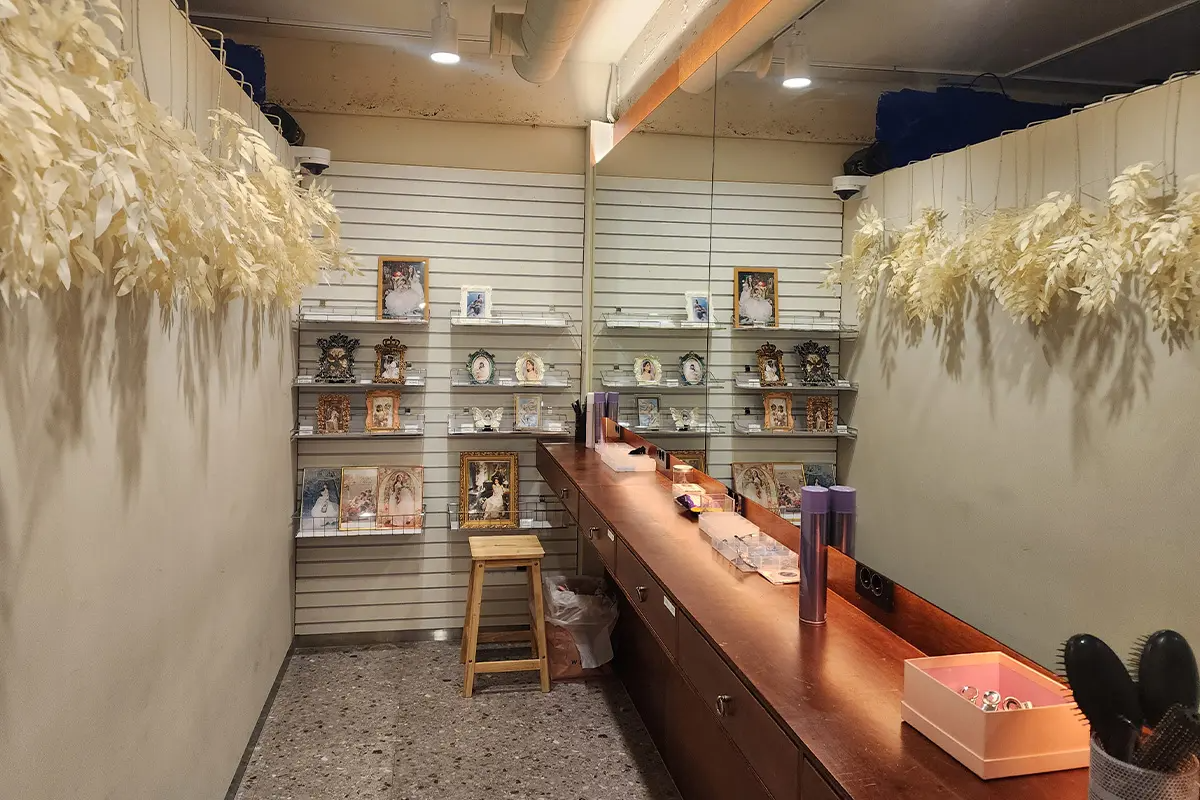 LAFIA Studio換衣間,設有鏡子和裝飾,牆上展示著拍攝的公主風格照片