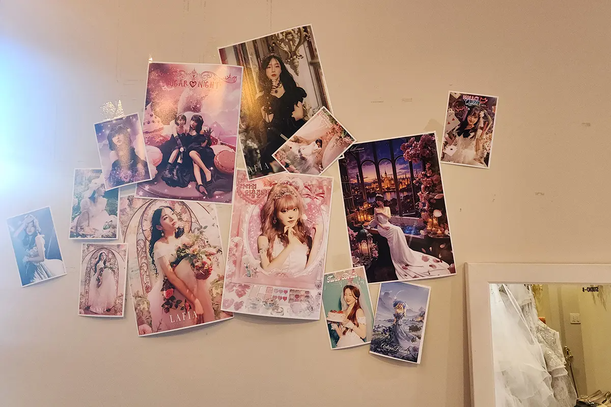 LAFIA Studio牆上展示的各種主題拍攝的公主風格照片和海報