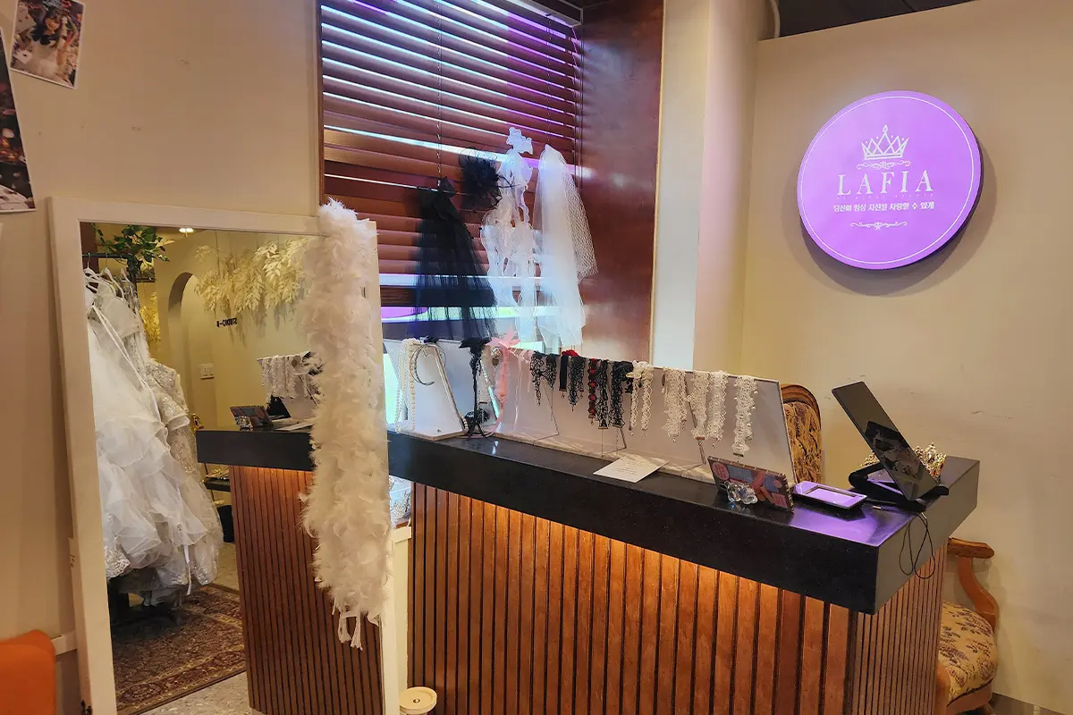 LAFIA Studio內部展示台上的婚紗和頭飾展示,背景有紫色亮光招牌