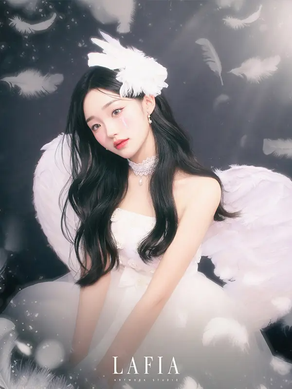 穿著白色禮服與天使翅膀的女子在LAFIA Studio內拍攝公主風格形象照