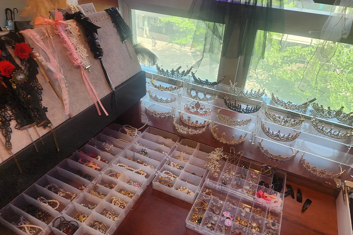 LAFIA Studio內擺放的各種皇冠和耳環,供影像照拍攝顧客選擇