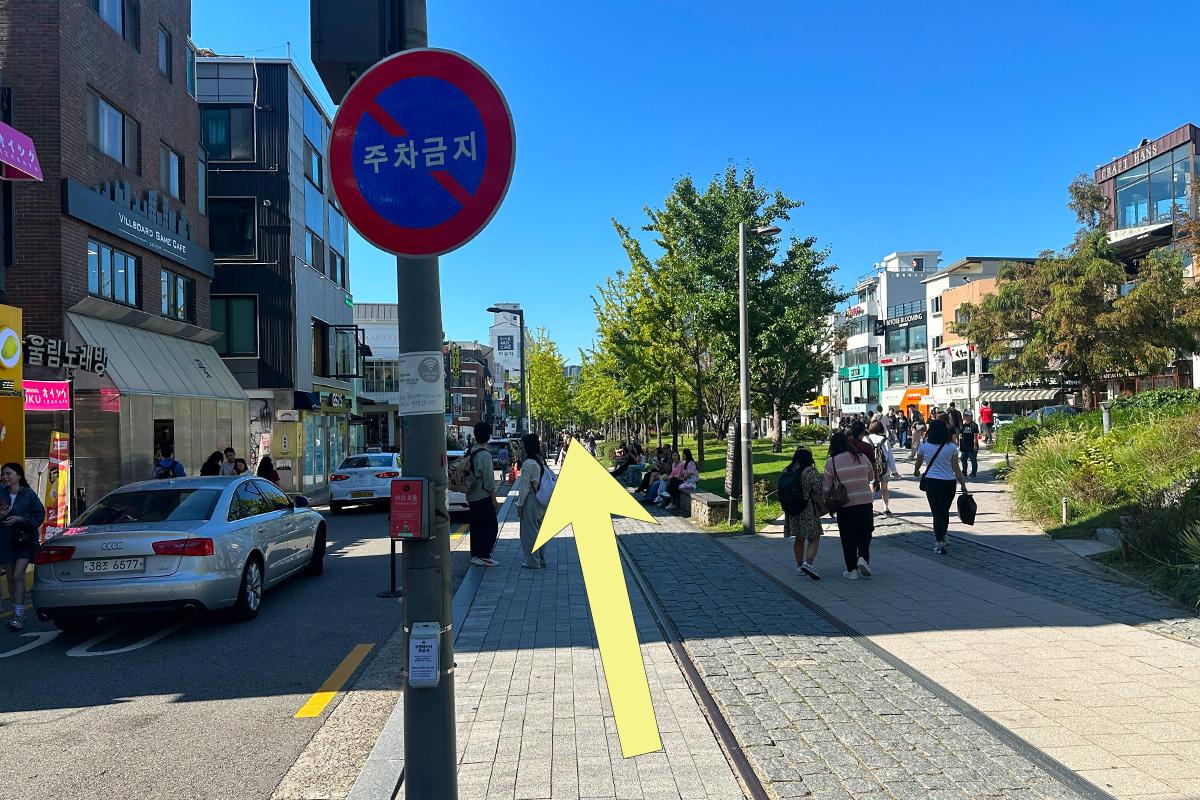 Pathway leading towards VIEWMAP Yeonnam branch from Hongik University Station.