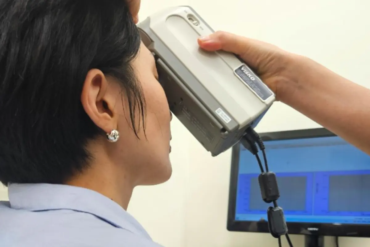 在Personal Colour課程中使用的色彩測量工具和方法展示，圖示説明如何進行準確的顏色分析。