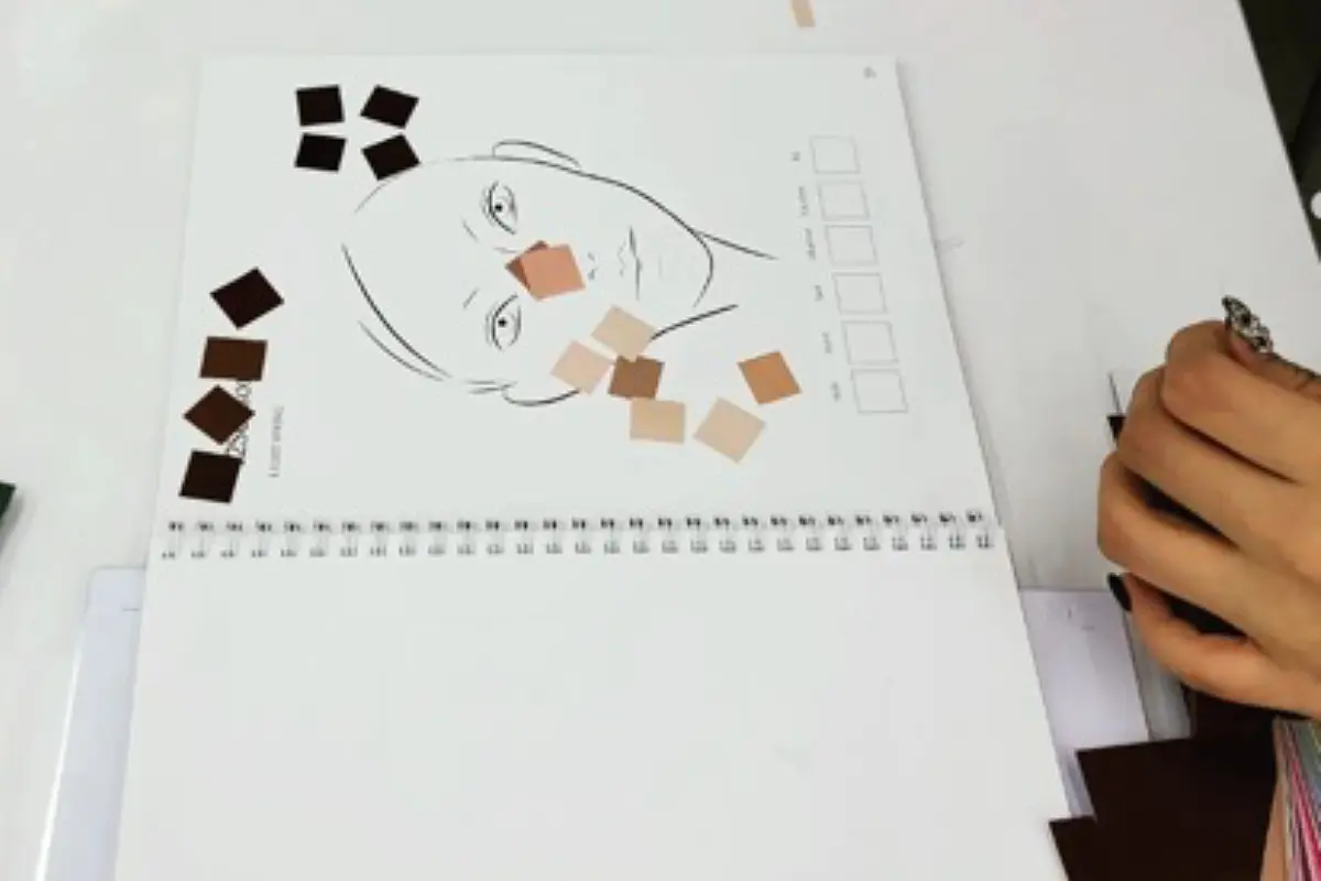 개인 색상 진단 과정에서 다양한 색상의 그래픽과 견본들을 사용하고 있는 장면입니다.