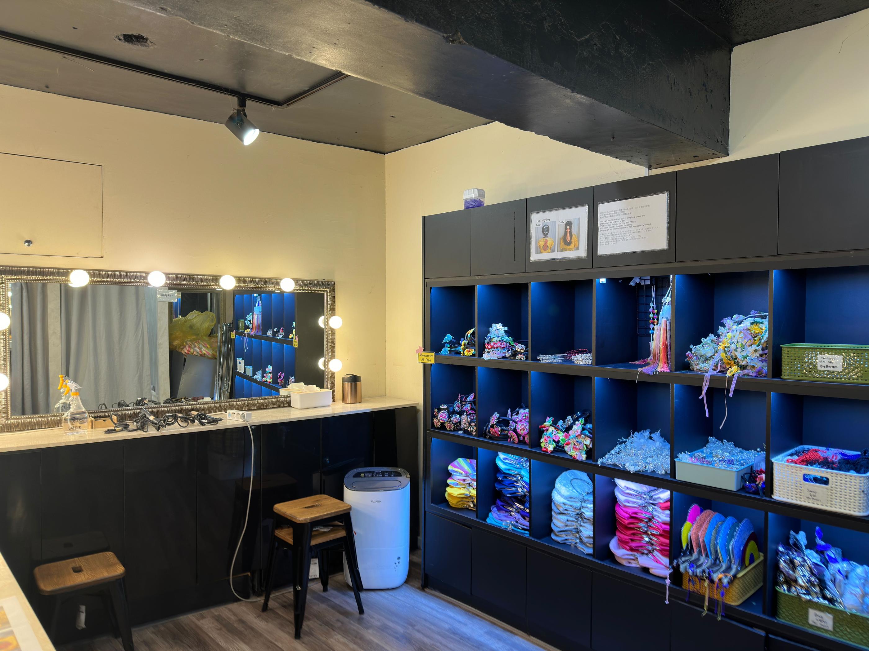 韓服租借店內展示的各種韓服，色彩鮮豔且風格多樣，讓顧客享受韓國傳統服裝的魅力。