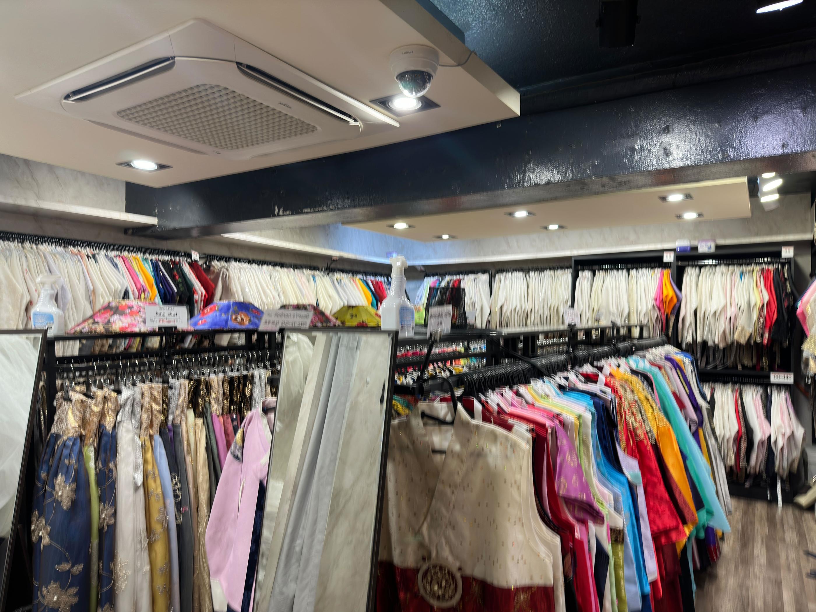 在玩天韓服店內展示的色彩鮮豔的韓服，吸引著所有來訪的顧客，讓他們自行選擇適合的服裝進行韓服體驗。